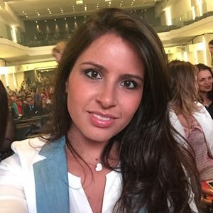 Meet your Posher, Larissa